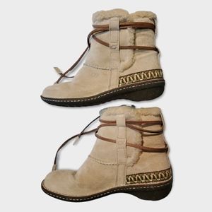 UGG Australia Women Cove Ankle Boot Size 9 - Creamy White